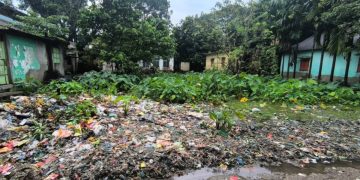 ধর্মপাশায় মসজিদ-বিদ্যালয়ের সামনে ময়লার স্তূপ, দুর্ভোগে শিক্ষার্থী ও এলাকাবাসী