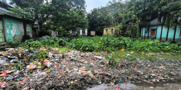 ধর্মপাশায় মসজিদ-বিদ্যালয়ের সামনে ময়লার স্তূপ, দুর্ভোগে শিক্ষার্থী ও এলাকাবাসী
