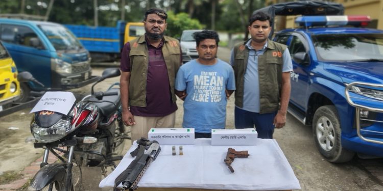 কুমিল্লায় ডিবির অভিযানে শর্টগান-এলজি ও গুলিসহ গ্রেপ্তার ১