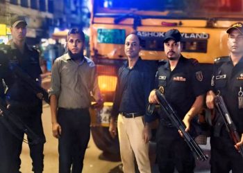 নয়াবাজারে ৭৩ টন বন্ডেড ডুপ্লেক্স বোর্ডসহ ১০ ট্রাক আটক