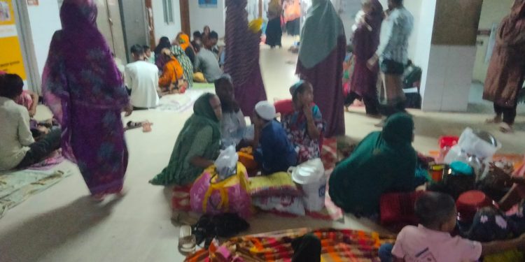 ভোলা সদর হাসপাতালে শয্যা সংকট, মেঝেতে শিশু রোগী