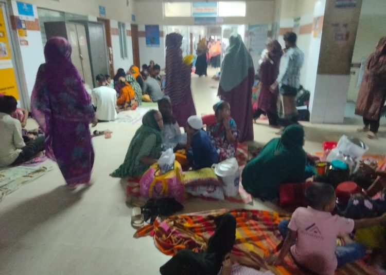 ভোলা সদর হাসপাতালে শয্যা সংকট, মেঝেতে শিশু রোগী