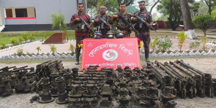শিবগঞ্জ সীমান্তে ২৫ লাখ টাকার ভারতীয় ট্রাকের যন্ত্রাংশ জব্দ
