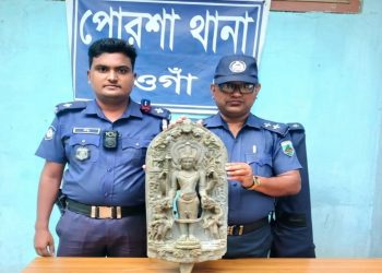 পোরশায় কাদা মাটির নিচে মিলল ২০ কেজি ওজনের দেবতার মূর্তি