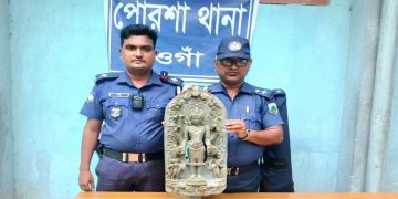 পোরশায় কাদা মাটির নিচে মিলল ২০ কেজি ওজনের দেবতার মূর্তি