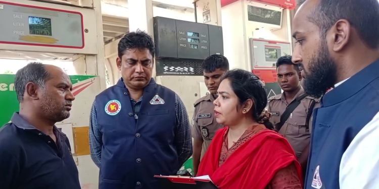 আশুলিয়ায় ওজনে তেল কম দেওয়ায় পেট্রোল পাম্প সিলগালা
