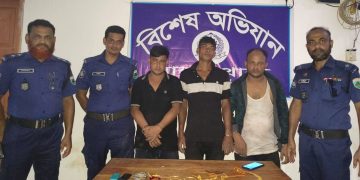 নওগাঁয় ভুয়া ডিবি সেজে বাড়িতে লুট, জনতার হাতে আটক ৩ প্রতারক