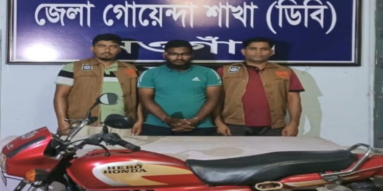 নওগাঁয় কলেজছাত্রীকে হয়রানির অভিযোগে যুবক আটক