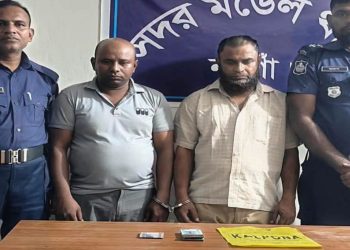 নওগাঁয় ময়লা ছিটিয়ে টাকা ছিনতাই, আন্তঃজেলা চক্রের দুই সদস্য আটক