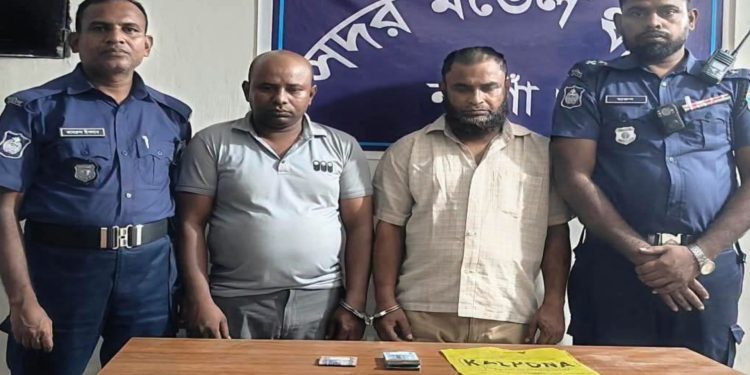নওগাঁয় ময়লা ছিটিয়ে টাকা ছিনতাই, আন্তঃজেলা চক্রের দুই সদস্য আটক
