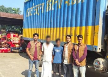 নেত্রকোনায় ৭৫০ ভারতীয় কম্বলসহ দুই চোরাকারবারি গ্রেপ্তার