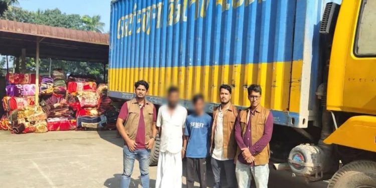 নেত্রকোনায় ৭৫০ ভারতীয় কম্বলসহ দুই চোরাকারবারি গ্রেপ্তার