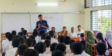 মধ্যনগরে শিক্ষার্থীদের নিয়ে ওসির মাদক ও বাল্যবিবাহবিরোধী সচেতনতামূলক আলোচনা
