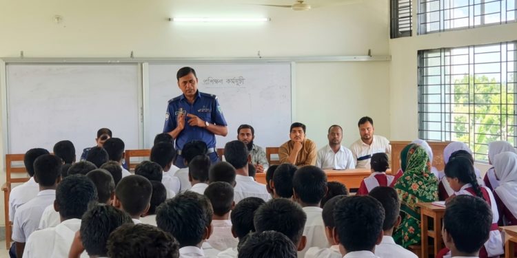 মধ্যনগরে শিক্ষার্থীদের নিয়ে ওসির মাদক ও বাল্যবিবাহবিরোধী সচেতনতামূলক আলোচনা