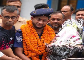 বিদায়বেলায় হরিরামপুরবাসীর ভালোবাসায় সিক্ত হলেন ওসি আফজাল হোসেন