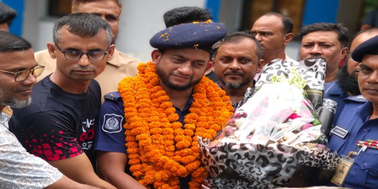 বিদায়বেলায় হরিরামপুরবাসীর ভালোবাসায় সিক্ত হলেন ওসি আফজাল হোসেন