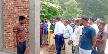 ঘোড়াঘাটের ভেতরে পলাশবাড়ীর সীমানা ফলক, ক্ষুব্ধ স্থানীয়রা