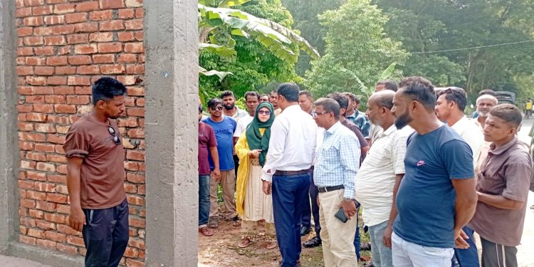 ঘোড়াঘাটের ভেতরে পলাশবাড়ীর সীমানা ফলক, ক্ষুব্ধ স্থানীয়রা