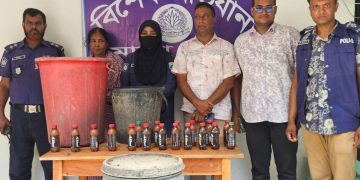 নওগাঁয় পুলিশের অভিযানে ২ হাজার ১০৫ লিটার চোলাই মদসহ নারী আটক