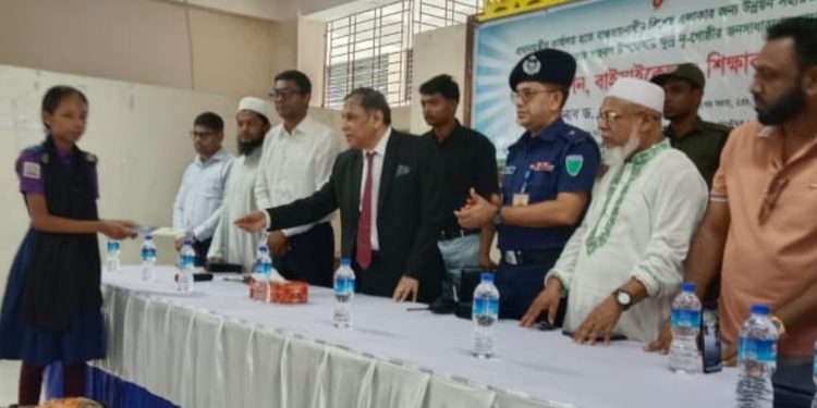 বাহুবলে ক্ষুদ্র নৃগোষ্ঠীর মাঝে সেলাই মেশিন, বাইসাইকেল ও শিক্ষাবৃত্তি বিতরণ