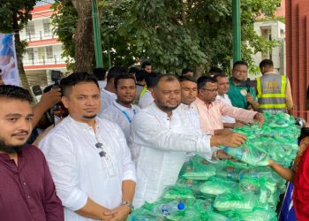 কুমিল্লায় এক হাজার সুবিধাবঞ্চিতদের মুখে একবেলার খাবার তুলে দিল ‘সিগনেচার বাংলা