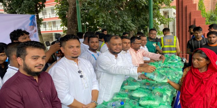 কুমিল্লায় এক হাজার সুবিধাবঞ্চিতদের মুখে একবেলার খাবার তুলে দিল ‘সিগনেচার বাংলা