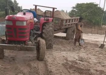 বাহুবলে বালু পাচার ঠেকাতে প্রশাসনের কঠোর পদক্ষেপ, রাতে পুলিশ টহল জোরদারের নির্দেশ