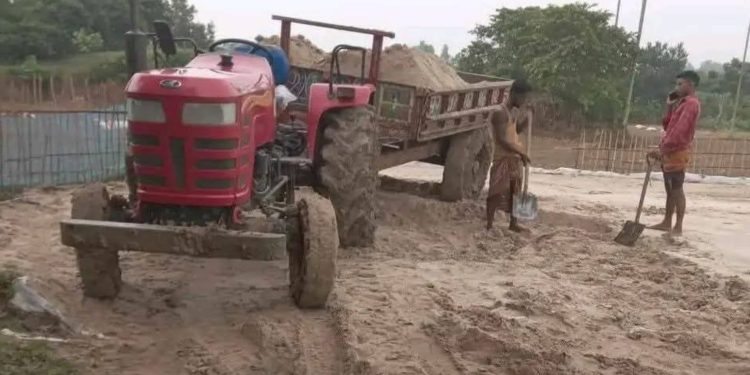 বাহুবলে বালু পাচার ঠেকাতে প্রশাসনের কঠোর পদক্ষেপ, রাতে পুলিশ টহল জোরদারের নির্দেশ