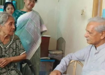 অসুস্থ গুলবদন নেছা মনিকাকে দেখতে গিয়ে ৫ লাখ টাকার সহায়তা দিলেন সংস্কৃতিমন্ত্রী