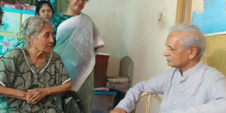 অসুস্থ গুলবদন নেছা মনিকাকে দেখতে গিয়ে ৫ লাখ টাকার সহায়তা দিলেন সংস্কৃতিমন্ত্রী