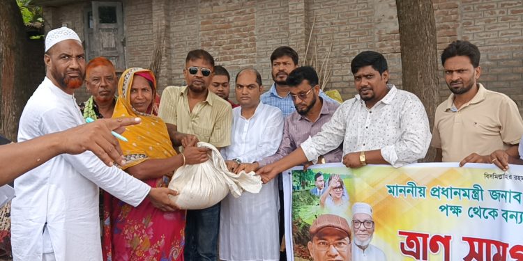 চাঁপাইনবাবগঞ্জে বন্যার্ত ৫০০ পরিবারের পাশে তারেক রহমানের পক্ষ থেকে ত্রাণ