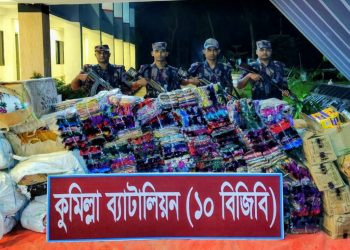 কুমিল্লায় কোটি টাকার ভারতীয় শাড়ি-বাজি-চকলেটসহ বিভিন্ন পণ্য জব্দ করেছে ১০ বিজিবি