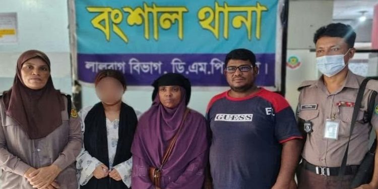 এক বছর পর নিখোঁজ কিশোরী উদ্ধার, পরিবারের কাছে হস্তান্তর