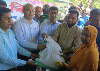 চাঁপাইনবাবগঞ্জে বন্যায় ক্ষতিগ্রস্ত ১২০ পরিবারে ত্রাণ বিতরণ