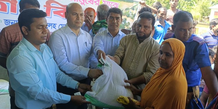 চাঁপাইনবাবগঞ্জে বন্যায় ক্ষতিগ্রস্ত ১২০ পরিবারে ত্রাণ বিতরণ