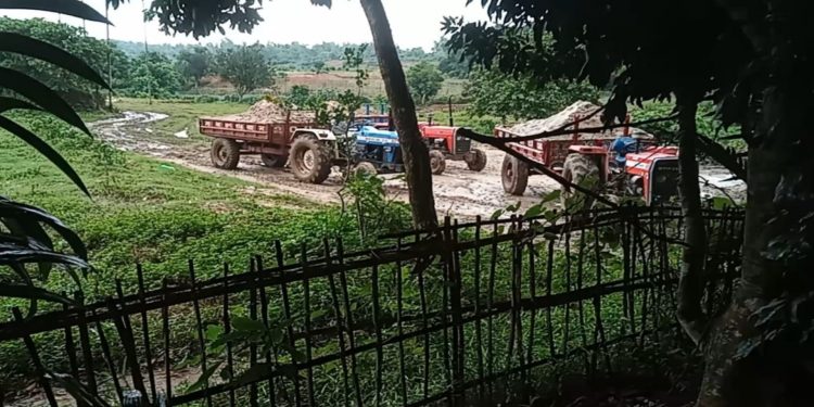 বাহুবলে বালুকাণ্ডে সংঘর্ষের আশঙ্কা, ট্রাক্টর চালকের জেল-জরিমানা