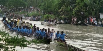 এক যুগ পর ইছামতীতে নৌকা বাইচ, নদীর দুই পাড়ে লাখো মানুষের ঢল