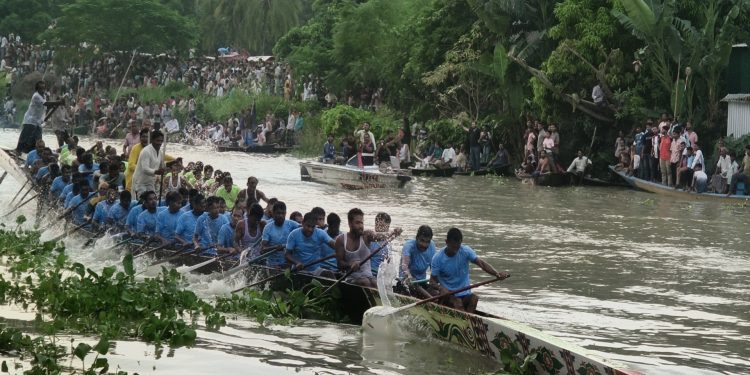 এক যুগ পর ইছামতীতে নৌকা বাইচ, নদীর দুই পাড়ে লাখো মানুষের ঢল