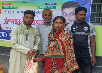 বন্যায় ক্ষতিগ্রস্ত অসহায় মানুষের পাশে চেয়ারম্যান পদপ্রার্থী সানাউল্লাহ