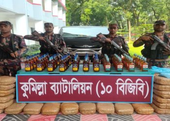 চৌদ্দগ্রামে মাইক্রোবাস থেকে ৮৯ কেজি গাঁজা ও ৬০ বোতল মদ উদ্ধার
