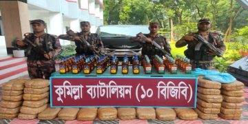 চৌদ্দগ্রামে মাইক্রোবাস থেকে ৮৯ কেজি গাঁজা ও ৬০ বোতল মদ উদ্ধার