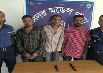 নওগাঁয় ছিনতাই করতে এসে নারায়ণগঞ্জের অঙ্গান পার্টির ৩ জন আটক