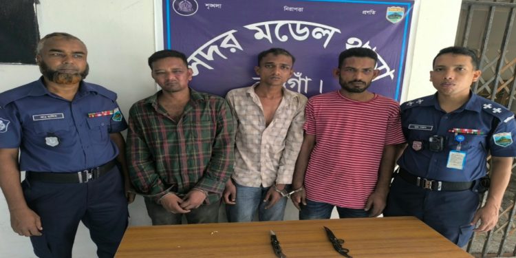 নওগাঁয় ছিনতাই করতে এসে নারায়ণগঞ্জের অঙ্গান পার্টির ৩ জন আটক