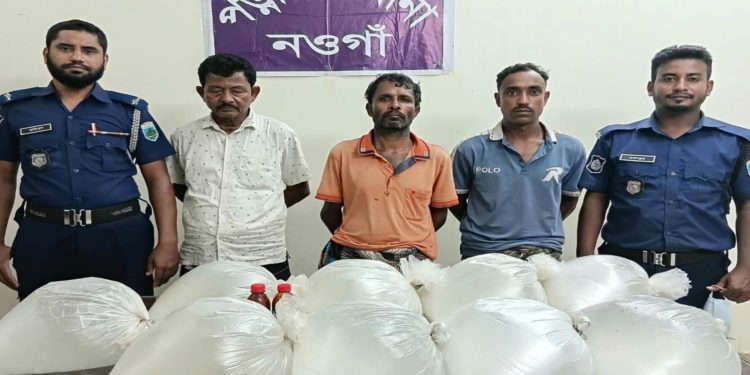 নওগাঁয় চোলাই মদের কারখানায় পুলিশের অভিযান, ৩ জন আটক