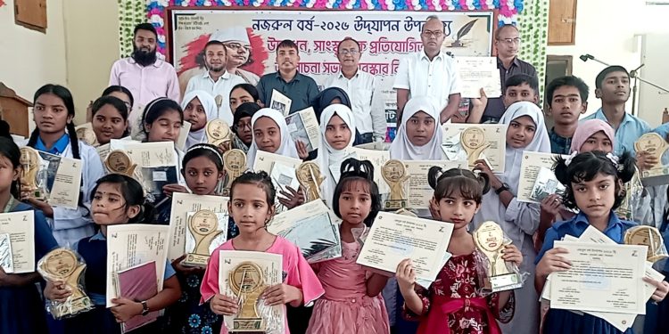 নজরুল বর্ষে ঘোড়াঘাটে ৯৬ শিক্ষার্থী পেল পুরস্কার