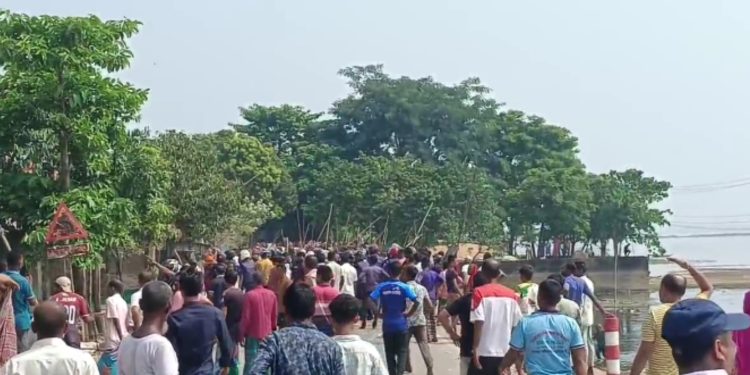 তাহিরপুরে মাইকে ঘোষণা দিয়ে পাঁচ গ্রামের সংঘর্ষ, আহত ২০