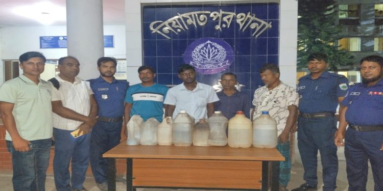 নওগাঁয় পুলিশের অভিযানে ৫০ লিটার মদসহ ৪ জন আটক