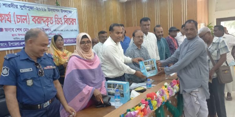 রাণীনগরে ৫০ পূজা মন্ডপে সরকারি অনুদান প্রদান
