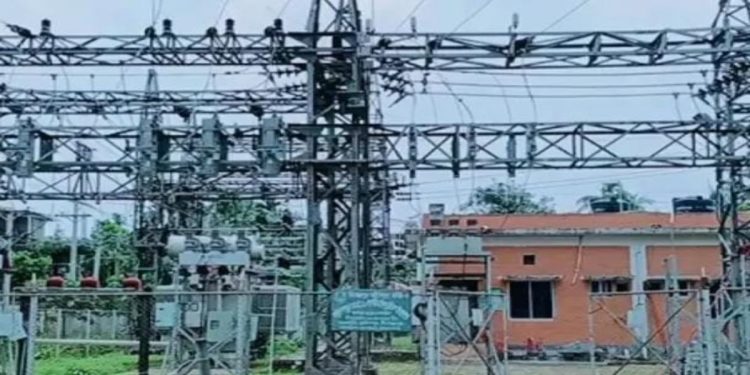 বদলগাছীতে ৯ ঘণ্টা বিদ্যুৎ থাকবে না গাছের ডালপালা কর্তনে সোমবার ৪ নম্বর ফিডারের আওতাধীন ২৭ এলাকায় বিদ্যুৎ বন্ধ